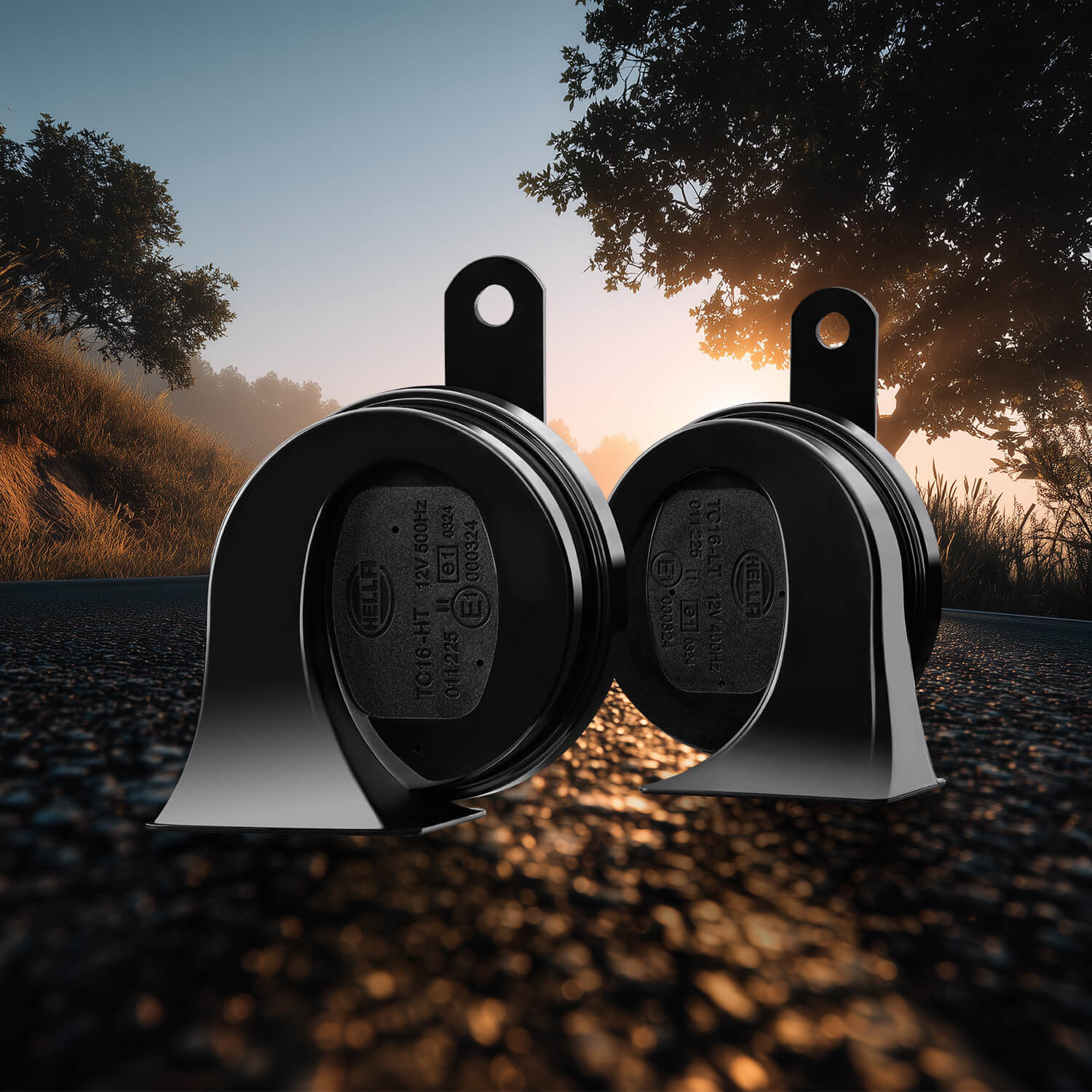 Black trumpet horn with broad sound emission and optimum sound colour for greater safety in traffic