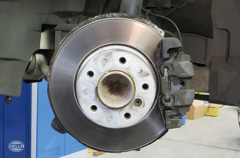 Changing brake pads, brake discs, and brake calipers (type teves fn) on the front axle: Preparations