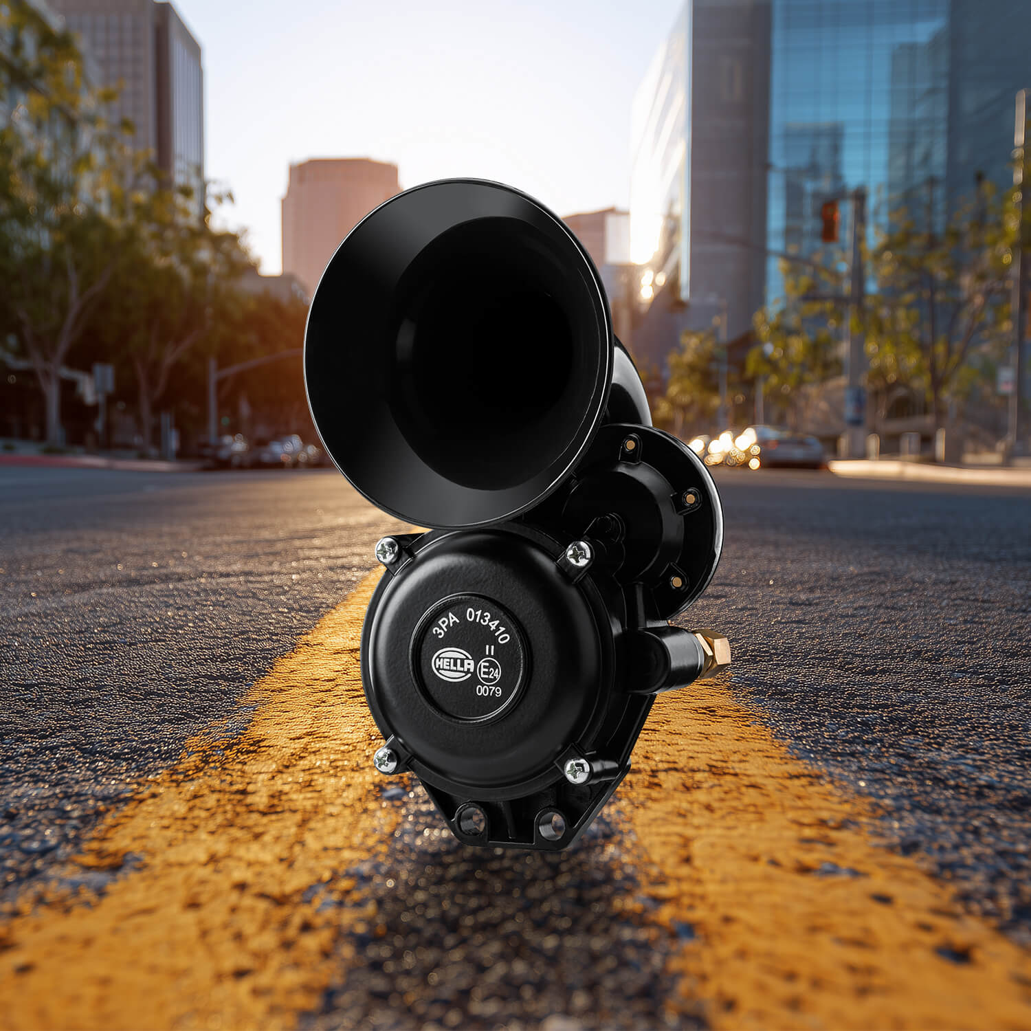 Pneumatic single-tone compressed-air horn with penetrating power tone – ideal for vehicles with a compressed-air system.