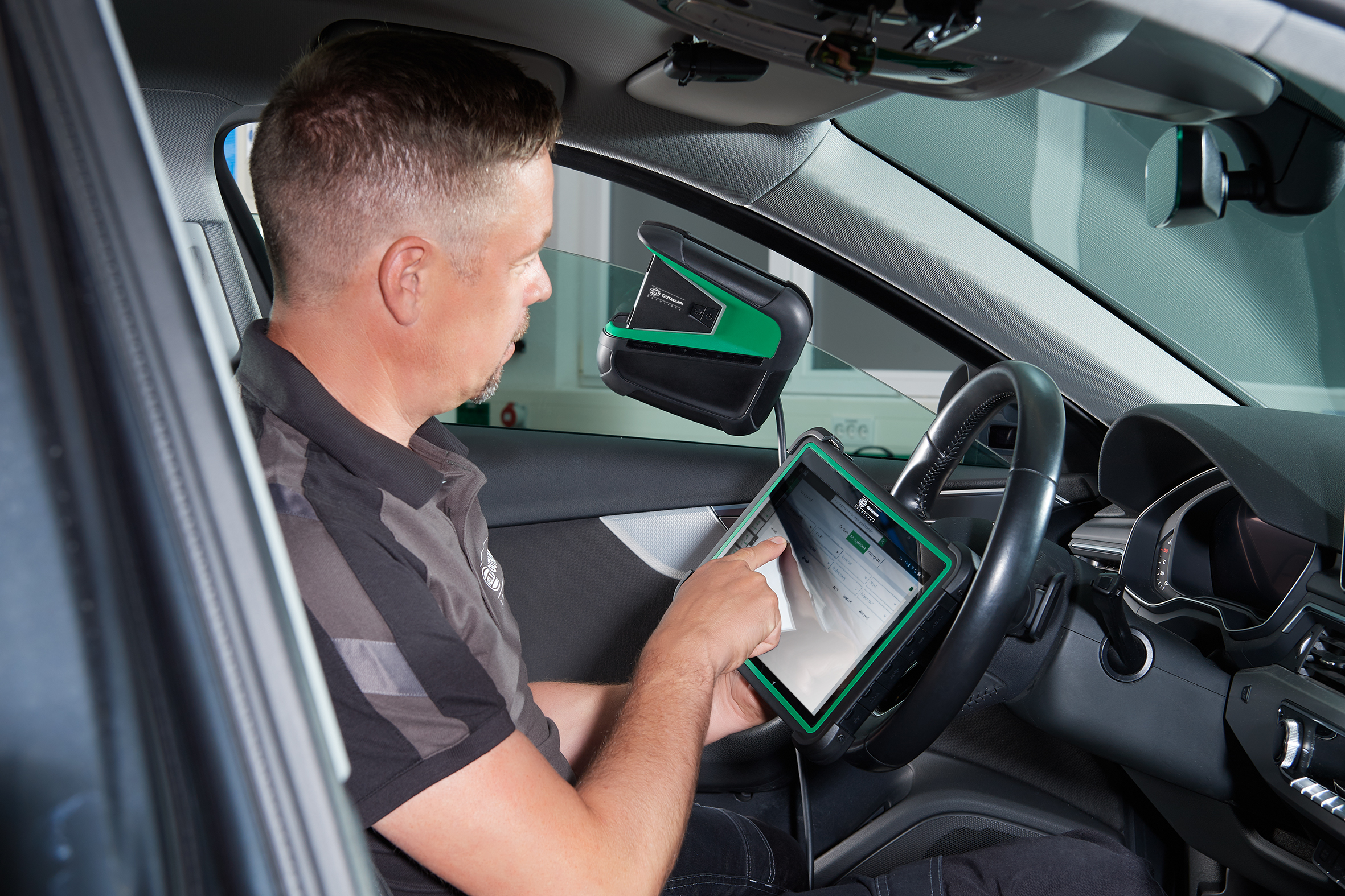 Diagnoselösungen von Hella Gutmann - die mega macs Familie