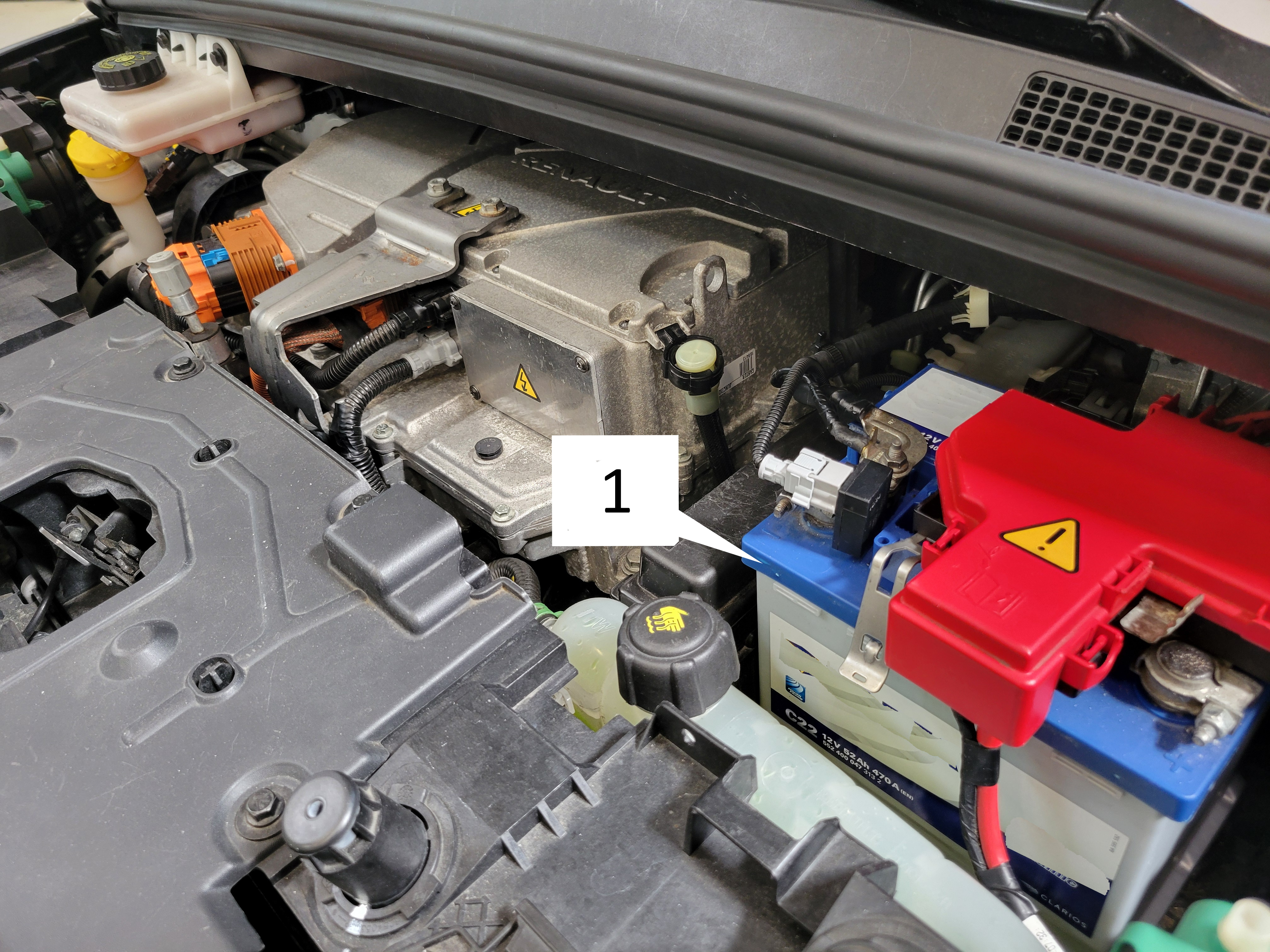 Position of the vehicle electrical system battery (1) with the bonnet open on an electric car