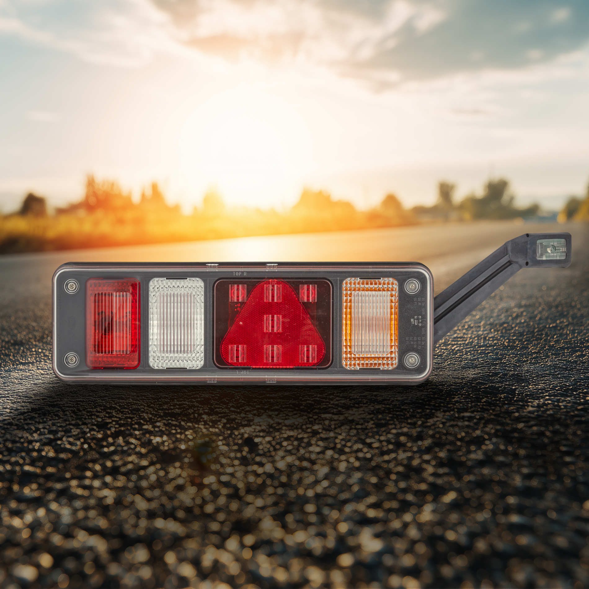 Modular LED trailer lamp offering high levels of flexibility, replaceable components and flash SMLR function.