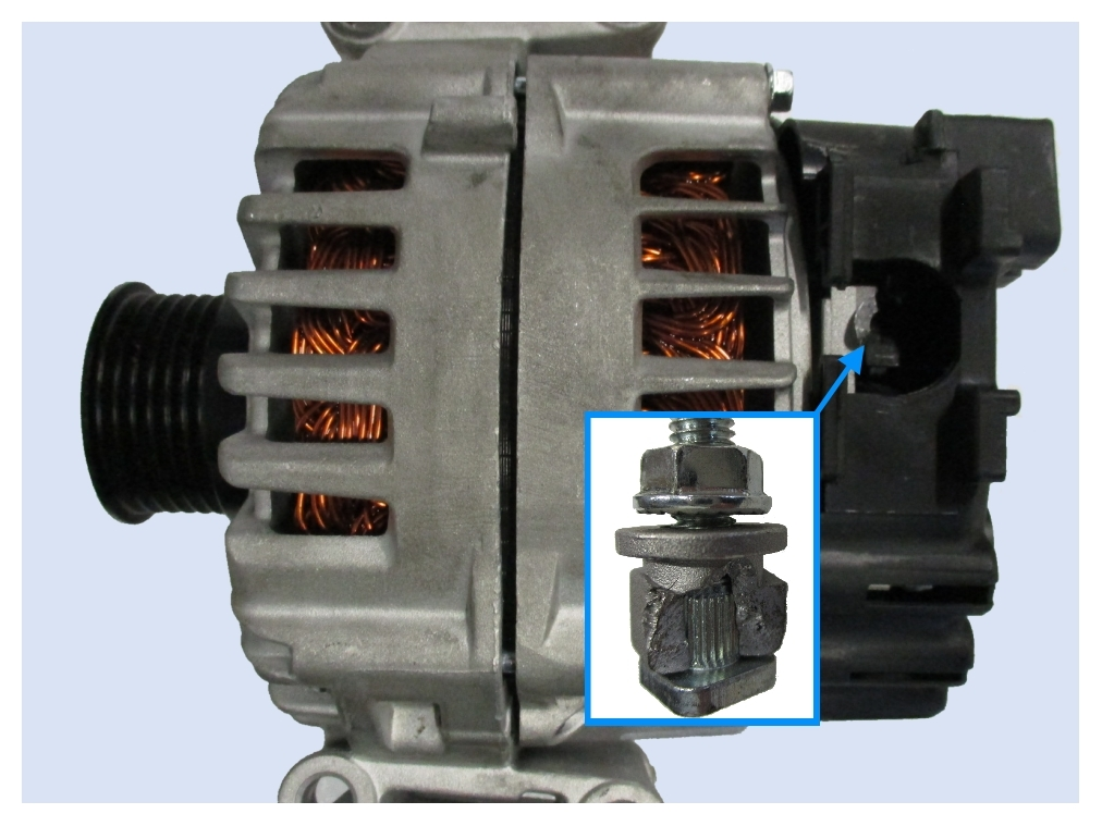 Afgescheurde aansluitbout B+ door verkeerd aanhaalmoment. 