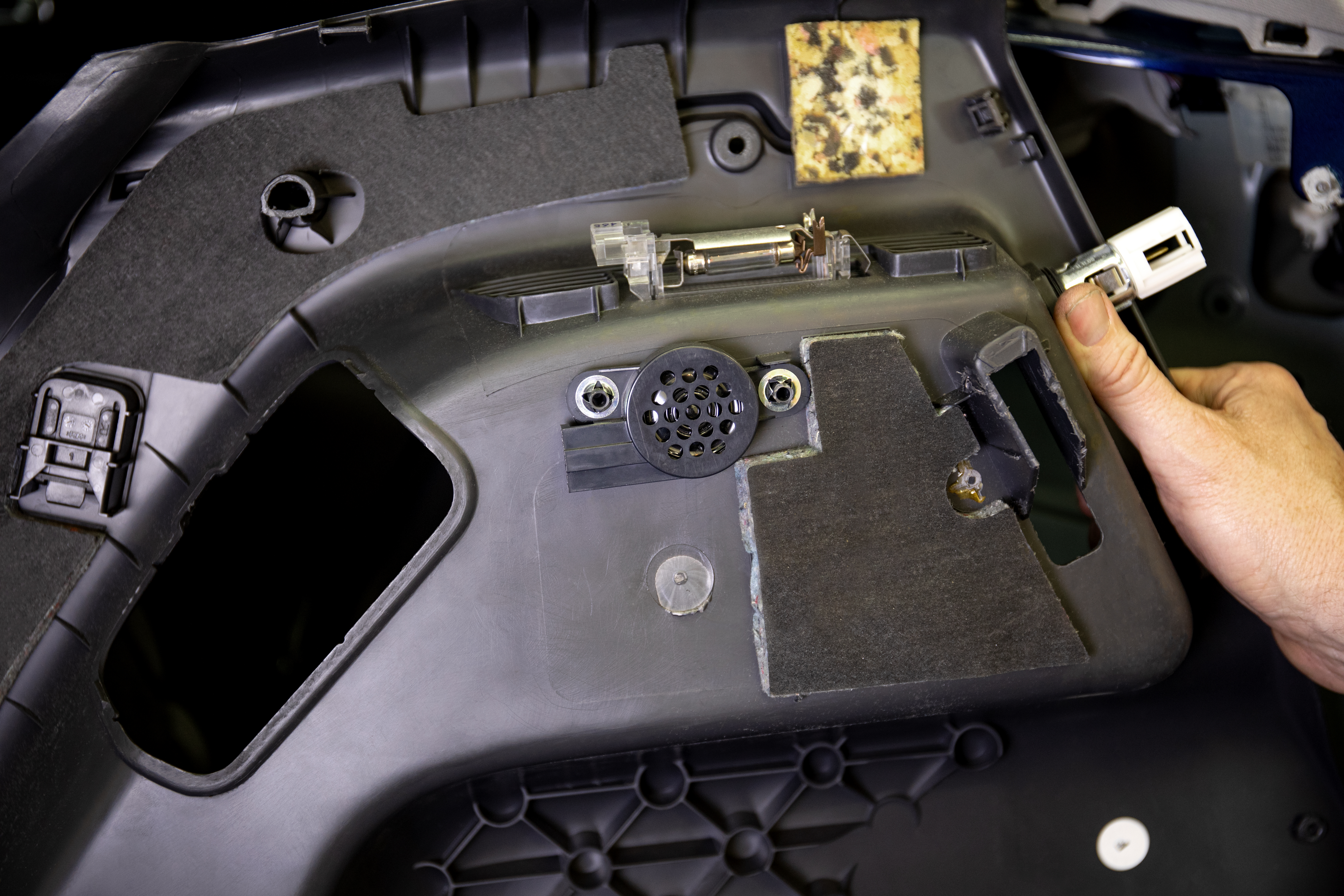 Akustischer Signalgeber in der Kofferraumverkleidung hinten rechts