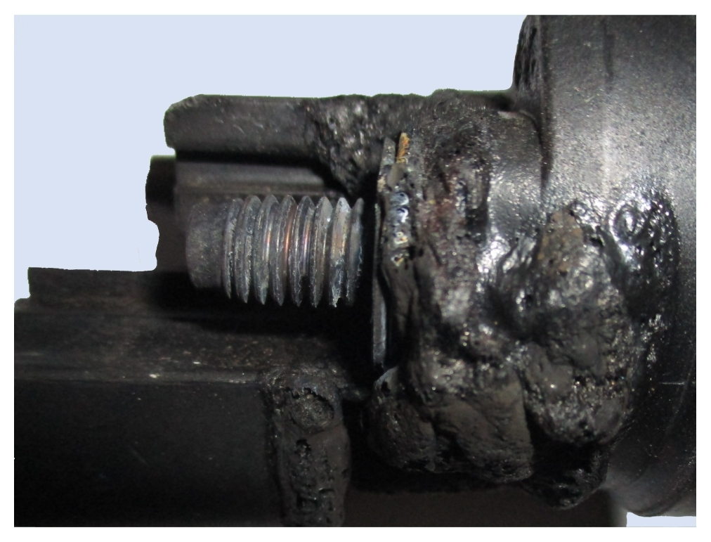  B+ connection terminal discoloured and melted – the result of thermal overload 
