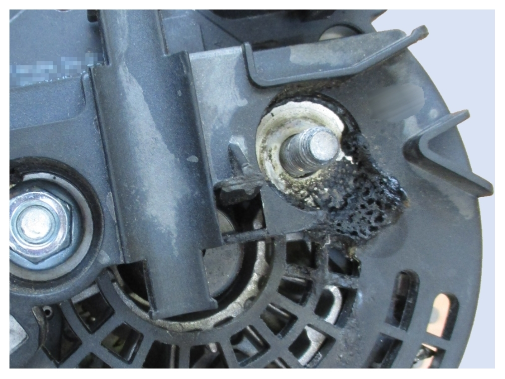 Smeltsporen op de aansluiting door slechte schroefverbinding.