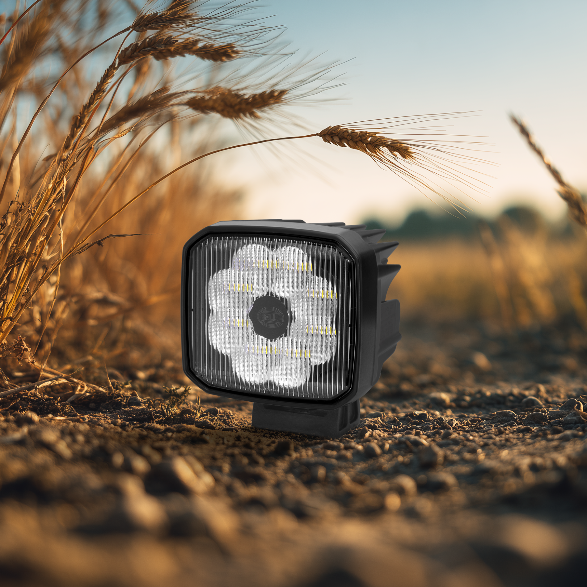 Efficient, powerful, elegant: The HELLA Ultra Beam S series Black Edition combines powerful light with elegant design – perfectly integrated.