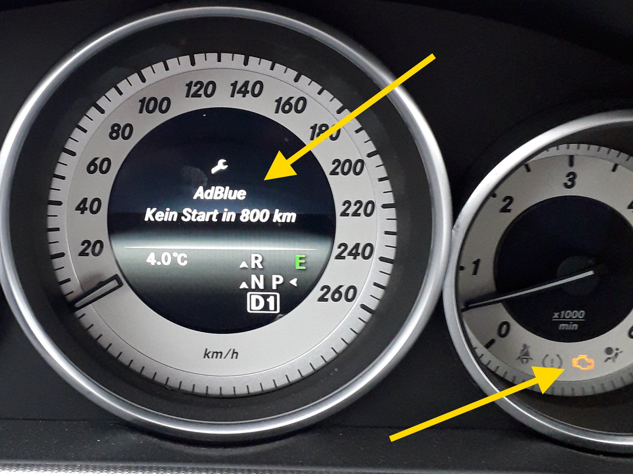 Informations sur le conducteur : « AdBlue Pas de démarrage dans 800 km » sur l’écran du combiné d’instruments