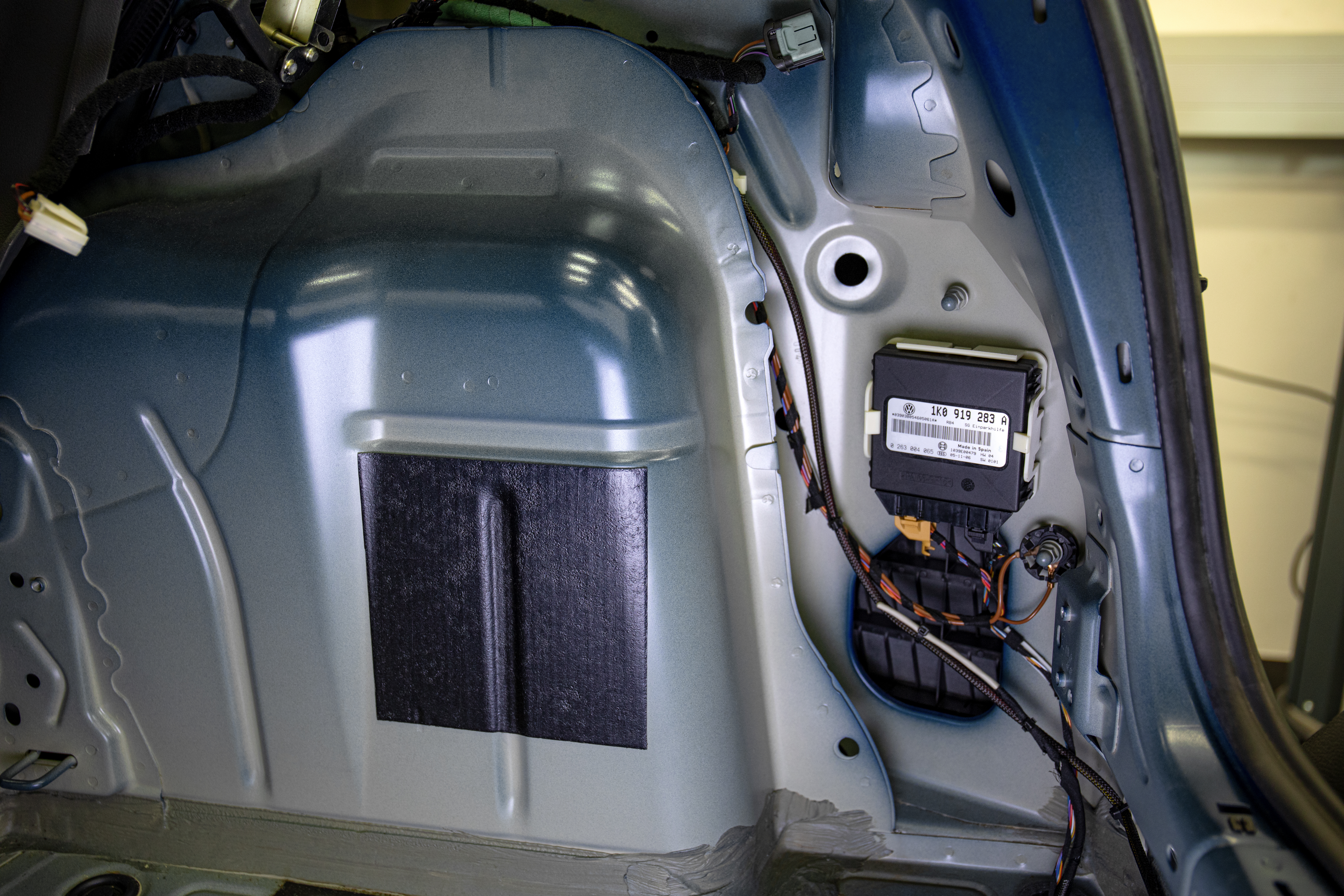 Steuergerät im Kofferraum hinten rechts