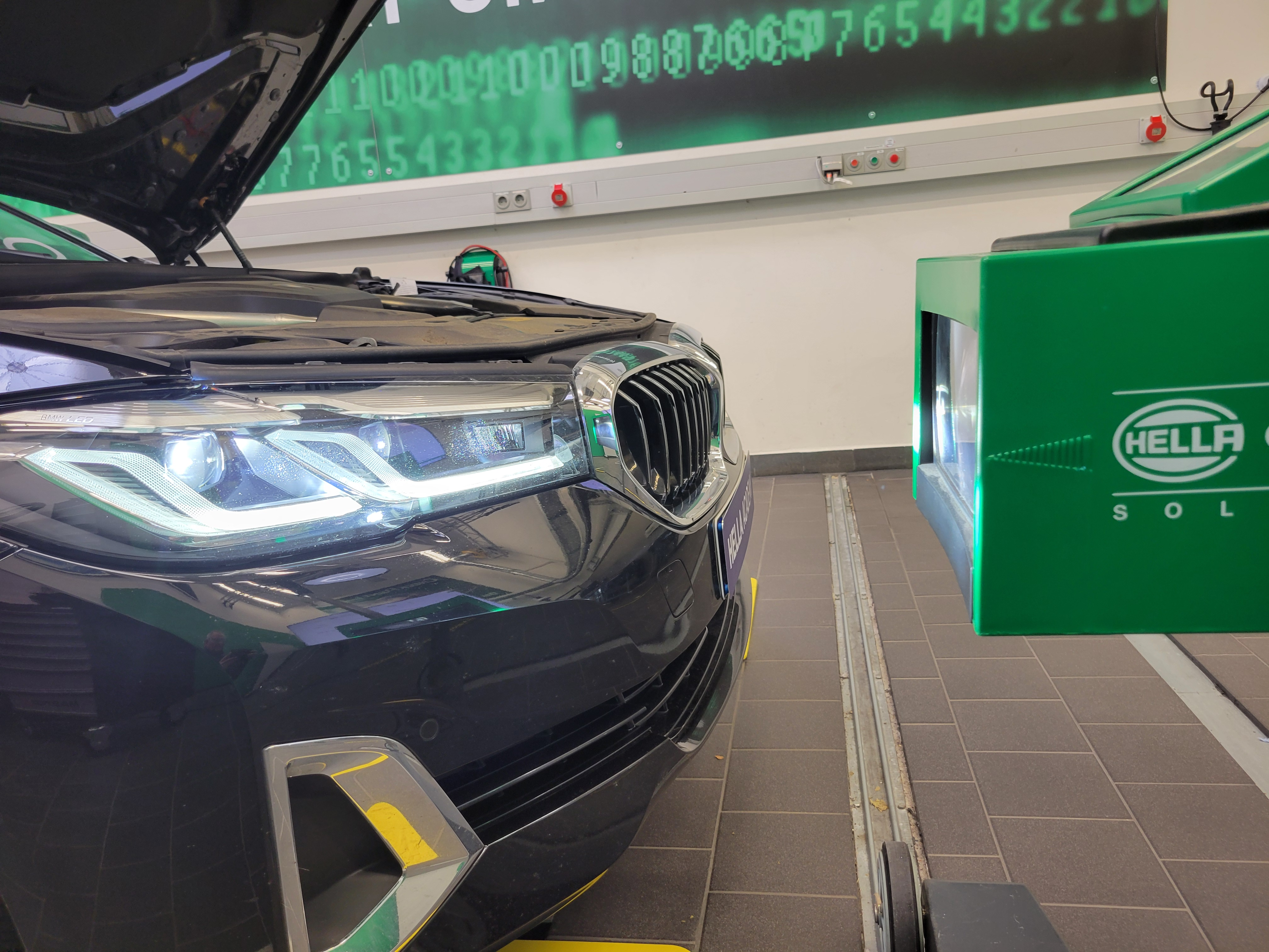 Description: Precise positioning of the beamsetter is necessary for correct checking and adjustment of the lamps. 