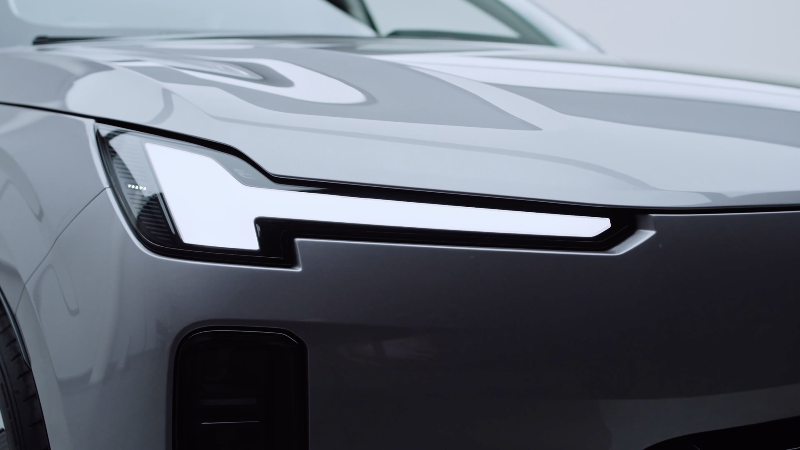 FORVIA HELLA ontwikkelt futuristische ‘Thor's Hammer’-koplampen voor Volvo XC70