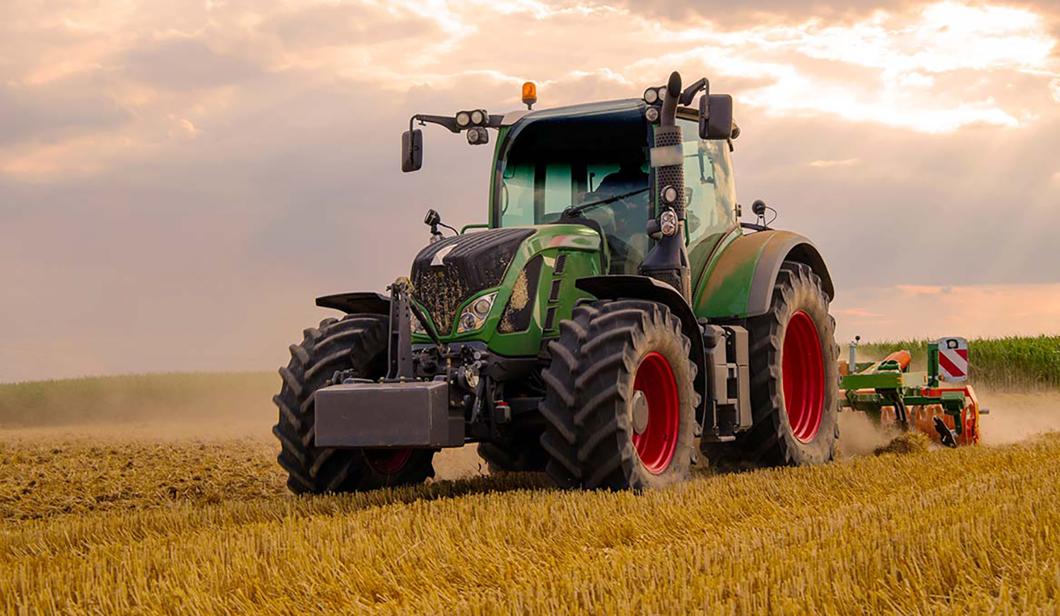 Fahrer steigt fit aus seinem LKW