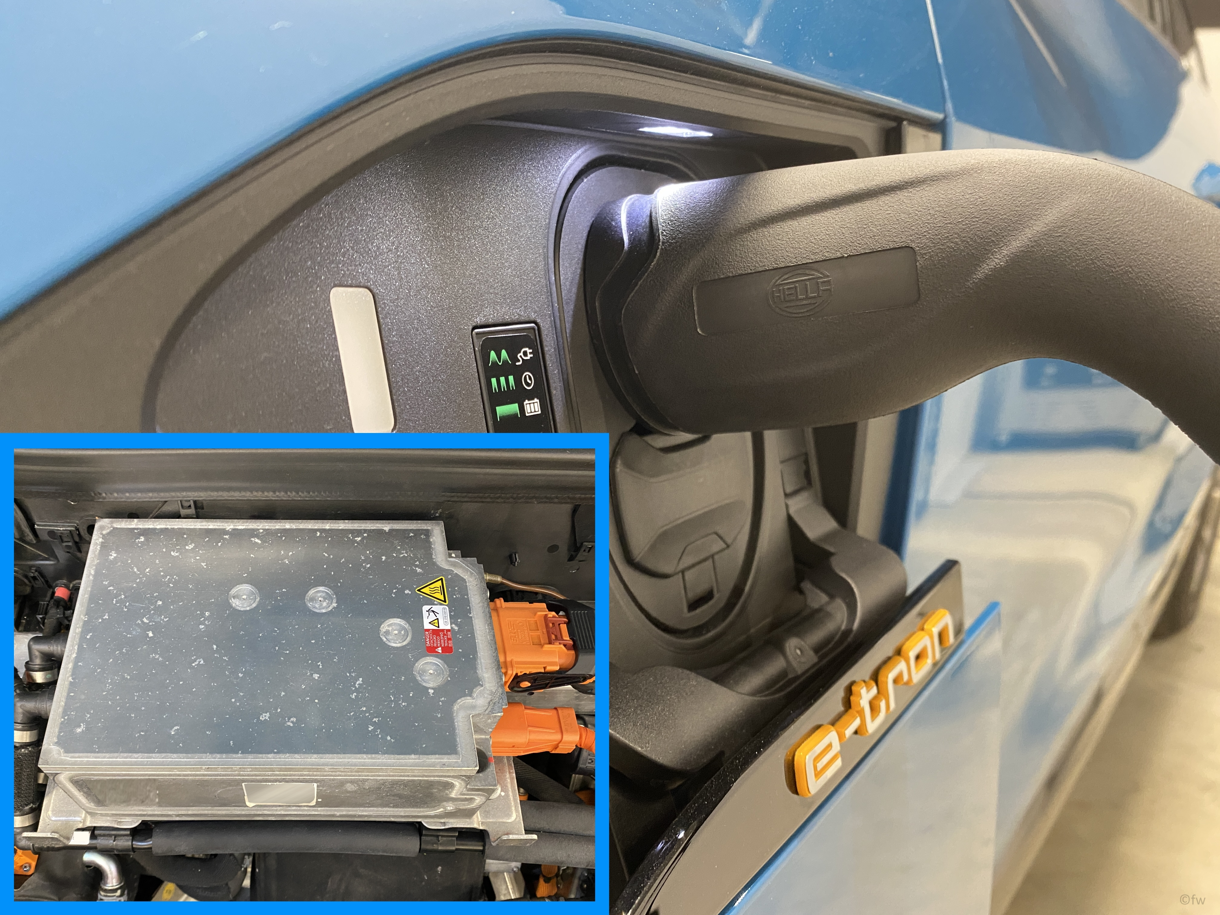 Ladeanschluss eines Elektrofahrzeugs mit eingestecktem Ladestecker und Anzeigeleuchten, kombiniert mit Detailansicht des On-Board-Ladegeräts mit Hochvoltanschlüssen.