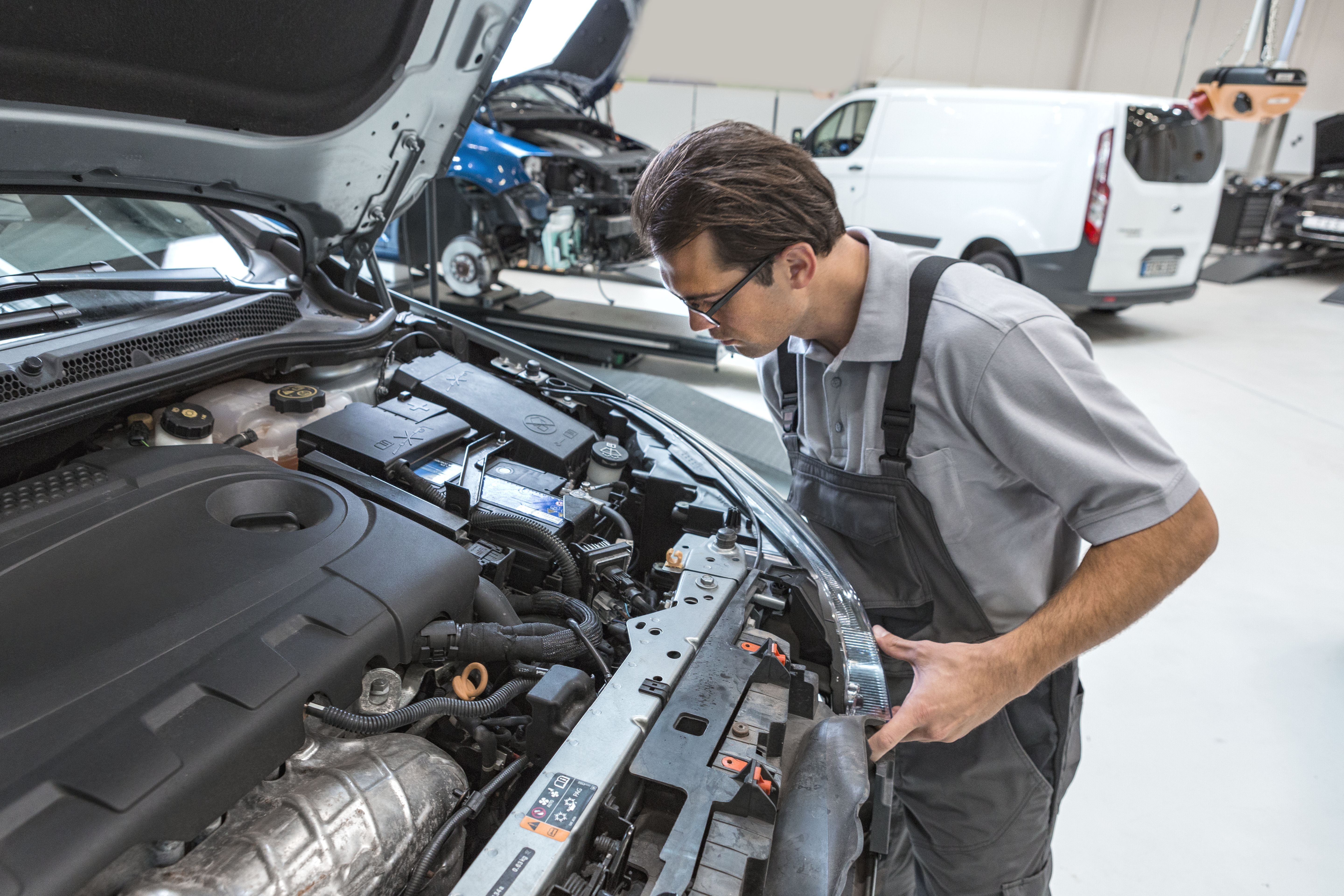 Xenon and headlight bulb replacement