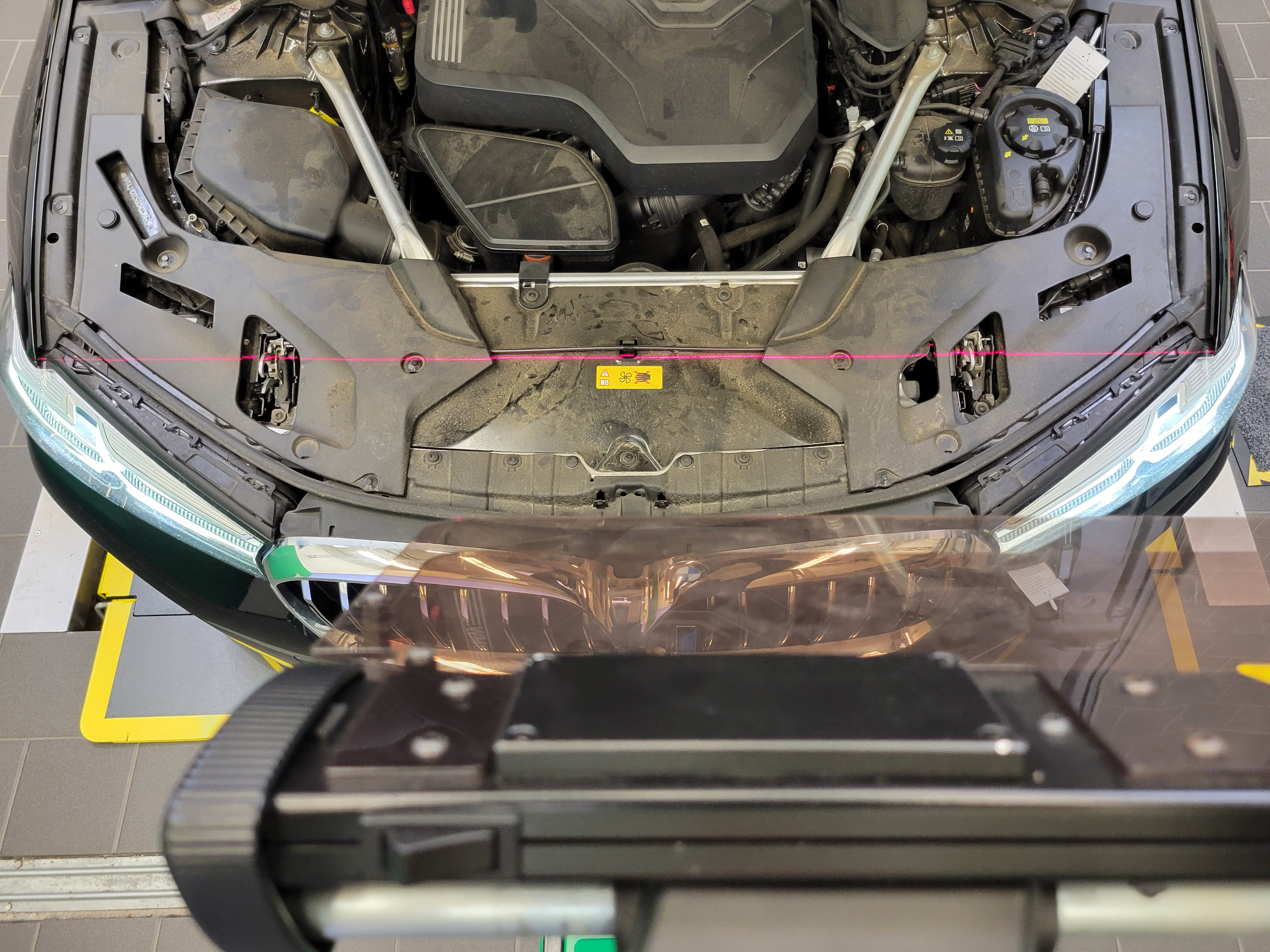 Lamp adjustment of BMW LED lamps - the SEG V (beamsetter) can be aligned in front of the vehicle by using the laser aiming device.