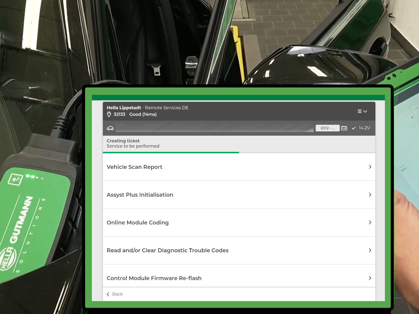 macsRemoteServices Diagnosegerät von Hella Gutmann im Dialog mit dem Fahrzeug. – ermöglicht Codierung, Komponenten-Anlernen und ADAS-Systemanpassungen.