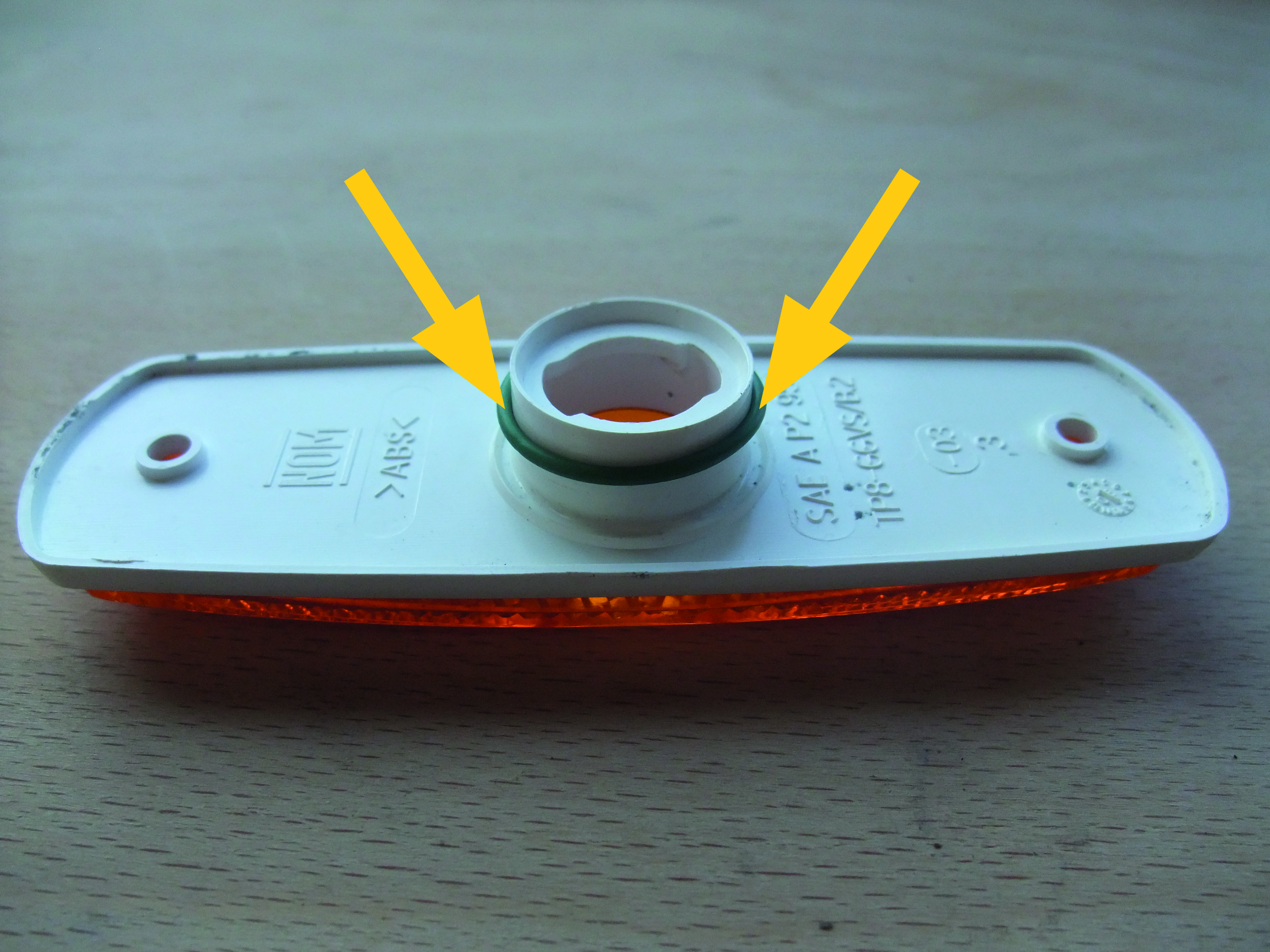 Glisser le joint torique du feu de position latéral jusqu'à la plaque de base