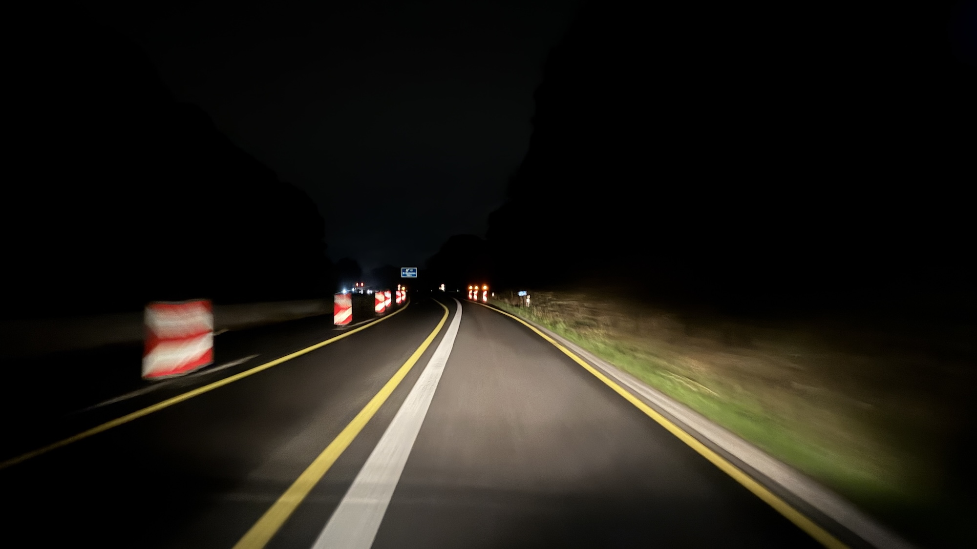 Die Landstraße verlangt besondere Aufmerksamkeit