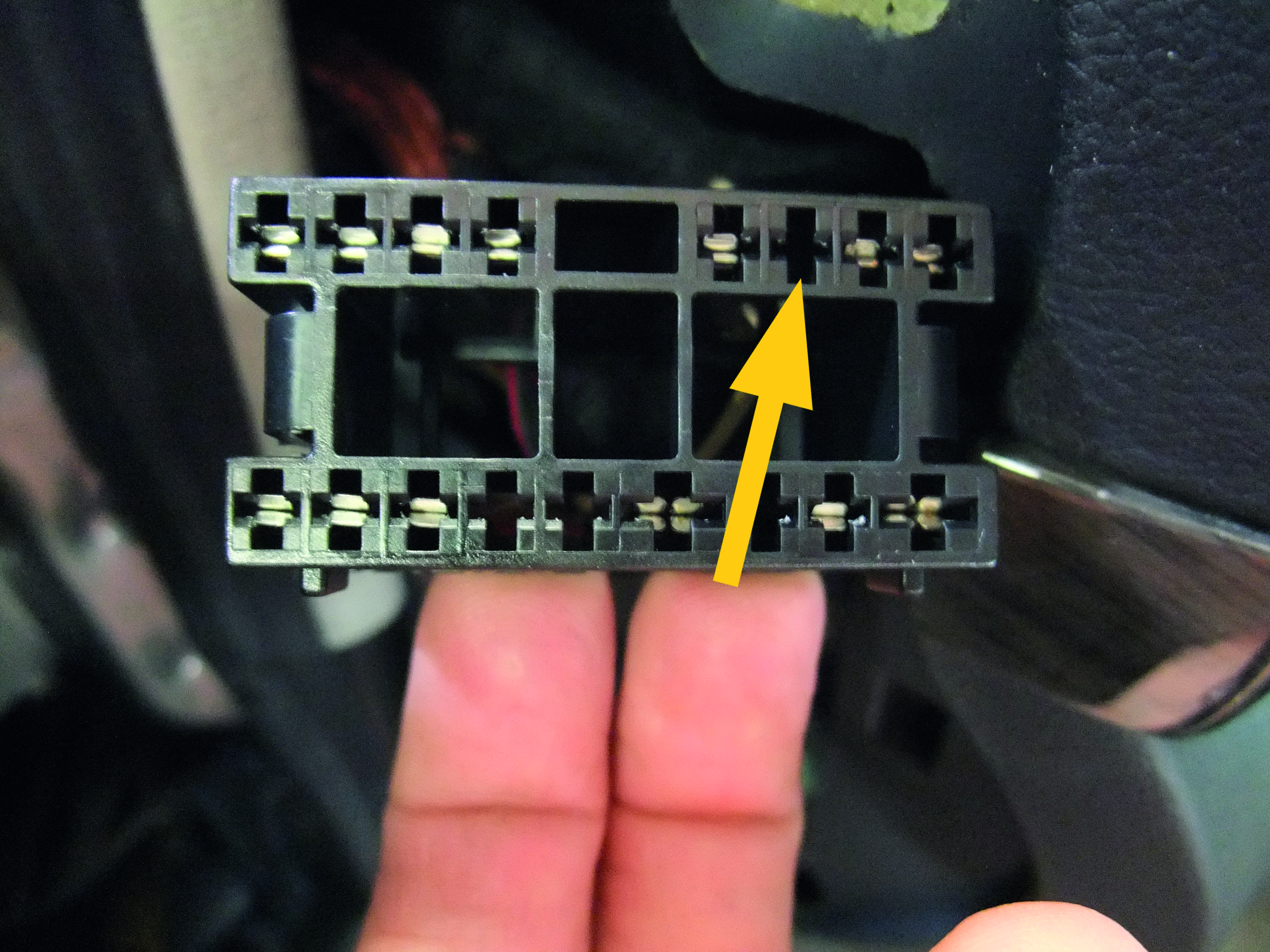 Contact socket is not fitted with a crimp contact