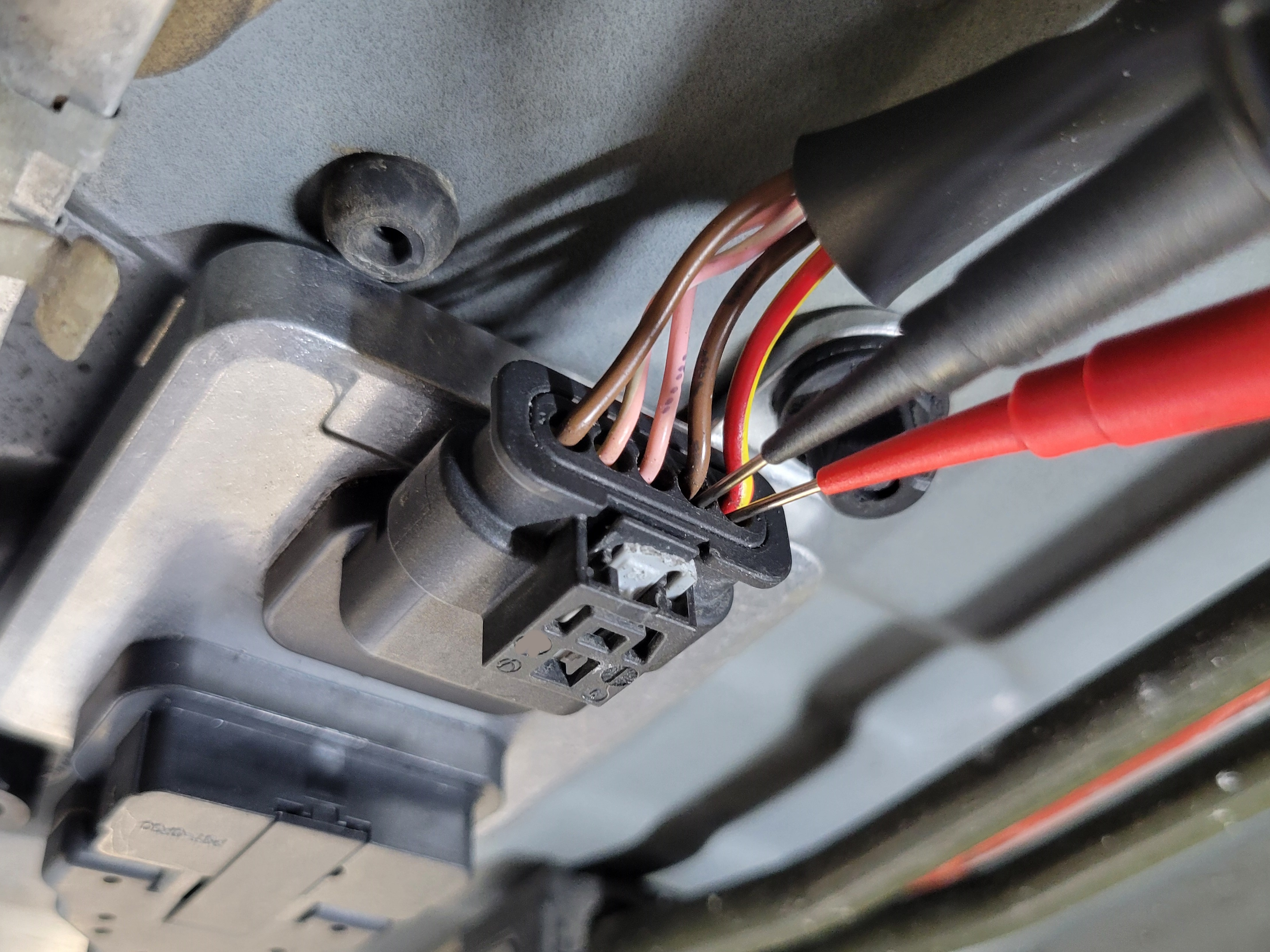 Fig. 5 : Contrôle de l'alimentation en tension et du câble signal directement sur la fiche de raccordement. Les dommages causés par les pointes de contrôle sont à éviter. 