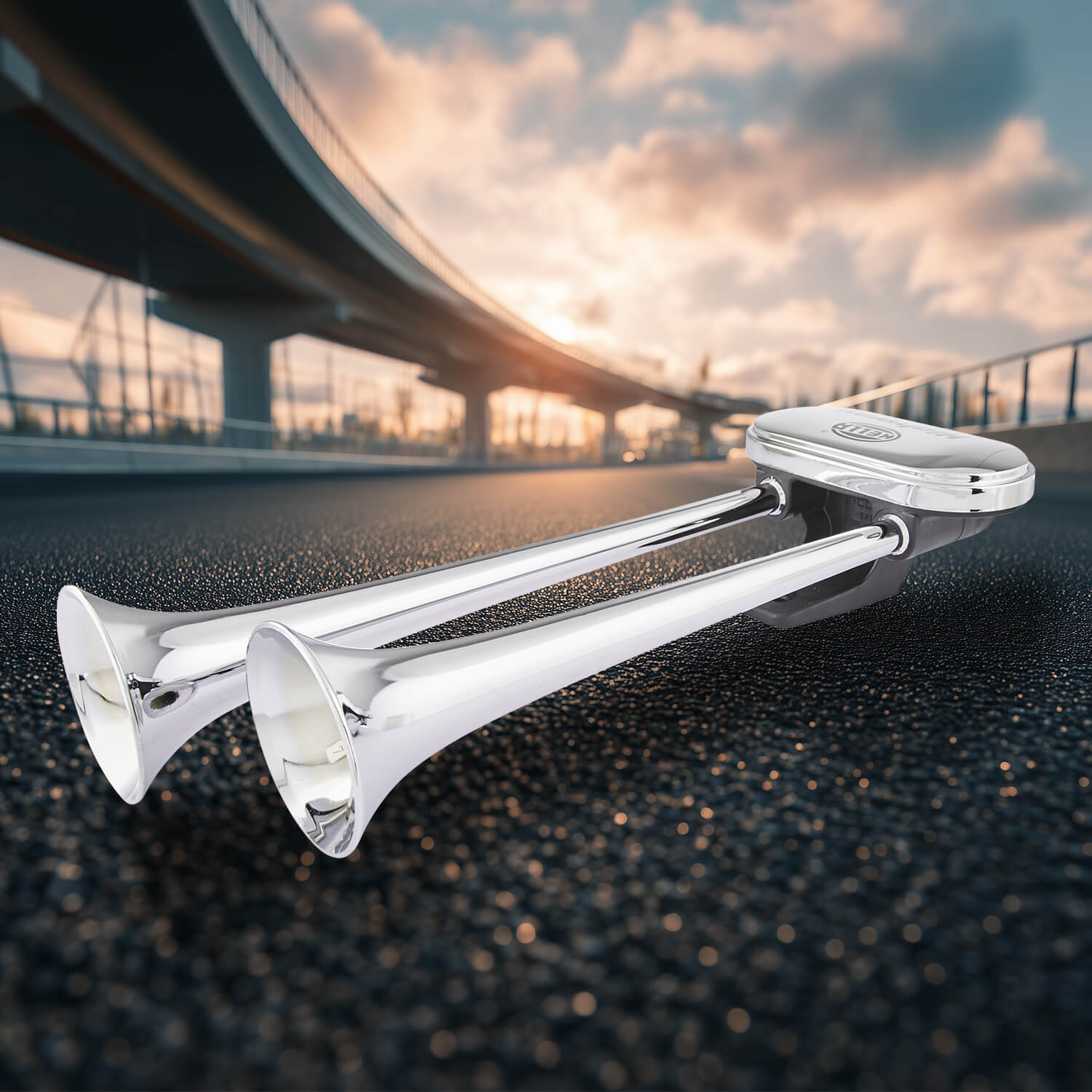 Two-tone compressed-air horn with powerful sound, chromium-plated funnels and mounting kit – for vehicles with pneumatic brake systems.