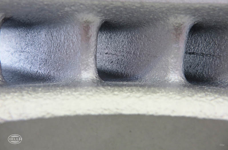 Radial cooling channels of an internally ventilated brake disc