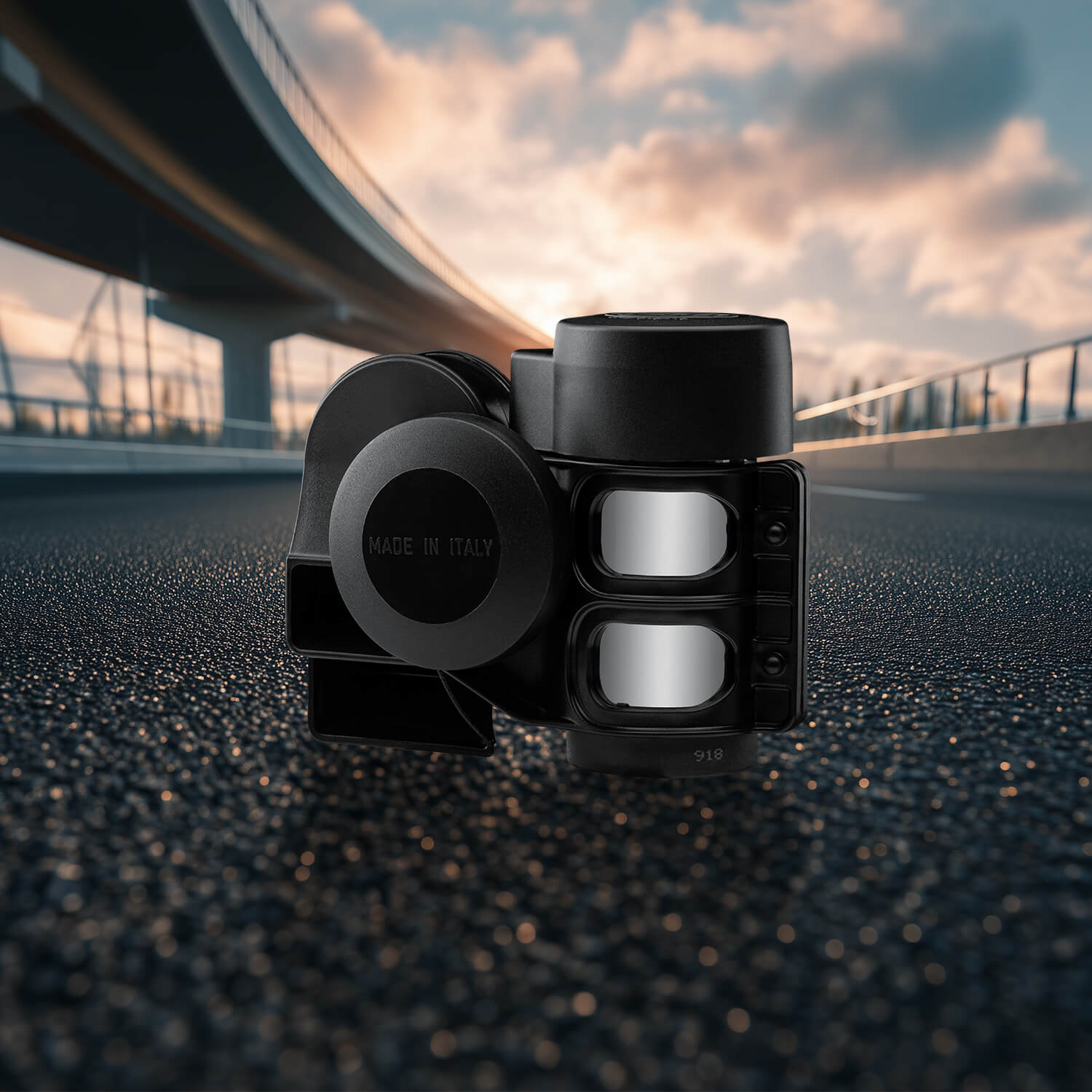 Compact compressor horn with instant signal – perfect for motorcycles and vehicles without a compressed-air system.