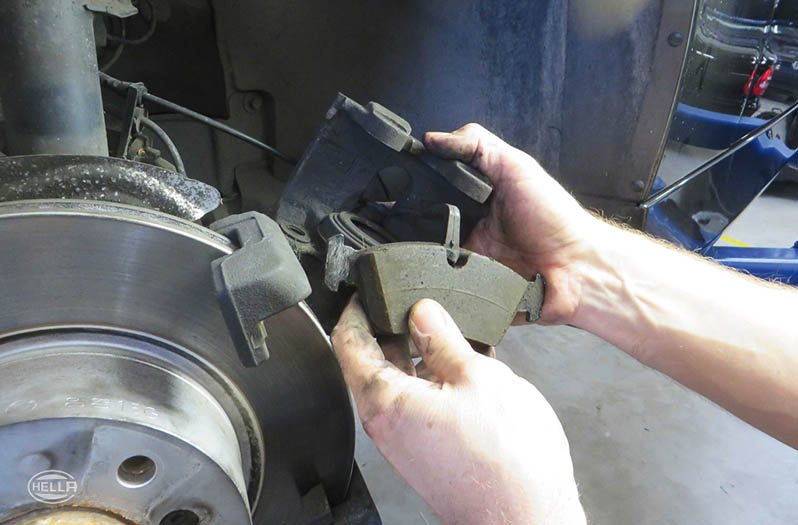 Remove the brake pad on the piston side